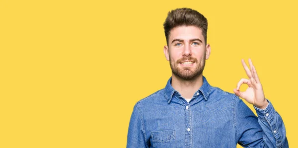 Joven Hombre Guapo Rubio Con Camisa Vaquera Casual Sonriendo Positiva —  Fotos de Stock