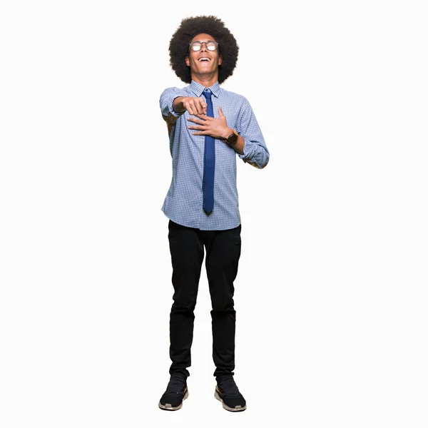 Молодой Африканский Бизнесмен Афроволосами Очках Смеется Над Тобой Указывает Камеру — стоковое фото
