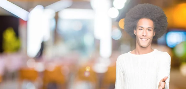 Mladý Američan Afričana Muž Afro Vlasy Nosit Zimní Svetr Úsměvem — Stock fotografie