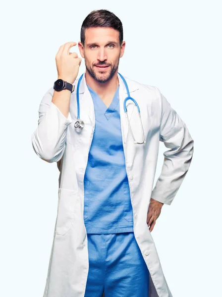 Yakışıklı Doktor Adam Izole Arka Yapıyor Talyan Üzerinde Tıbbi Üniforma — Stok fotoğraf