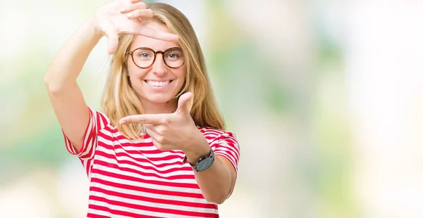 Hermosa Joven Con Gafas Sobre Fondo Aislado Sonriendo Haciendo Montura —  Fotos de Stock