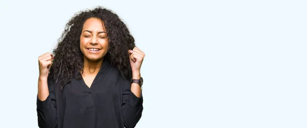 Jeune Belle Fille Aux Cheveux Bouclés Portant Une Robe Élégante — Photo