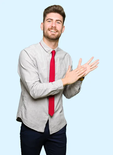 Joven Hombre Negocios Guapo Aplaudiendo Aplaudiendo Felices Alegres Sonriendo Orgullosas — Foto de Stock