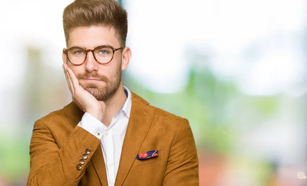 Joven Hombre Negocios Guapo Con Gafas Pensando Que Cansado Aburrido —  Fotos de Stock