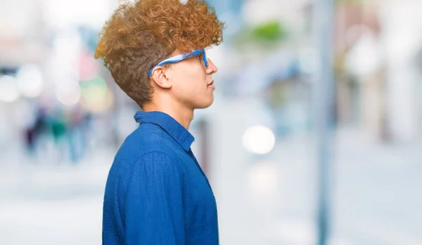 Homem Bonito Jovem Com Cabelo Afro Vestindo Óculos Azuis Olhando — Fotografia de Stock