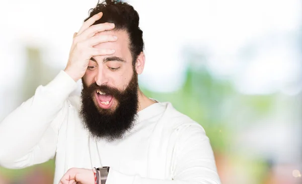 Joven Hipster Hombre Con Pelo Largo Barba Con Sudadera Deportiva —  Fotos de Stock