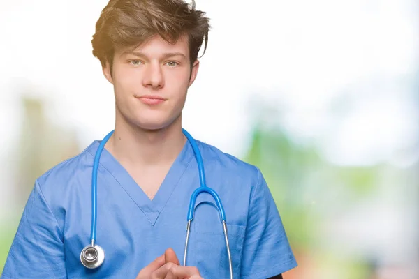 Jovem Médico Vestindo Uniforme Médico Sobre Fundo Isolado Mãos Juntas — Fotografia de Stock