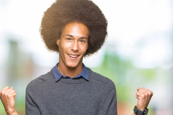 Ung Afrikansk Amerikansk Affärsman Med Afro Hår Firar Förvånad Och — Stockfoto