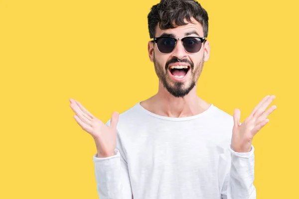 Junger Gutaussehender Mann Mit Sonnenbrille Über Isoliertem Hintergrund Feiert Verrückt — Stockfoto