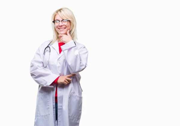 Jovem Bela Mulher Médica Loira Vestindo Uniforme Médico Sobre Fundo — Fotografia de Stock