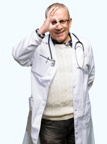 ハンサムな先輩医師男医療を着てコートの笑顔 幸せそうな顔で指を通して見る目の手で のジェスチャーを行う — ストック写真
