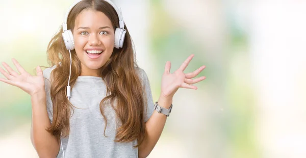 Jovem Mulher Bonita Usando Fones Ouvido Ouvindo Música Sobre Fundo — Fotografia de Stock