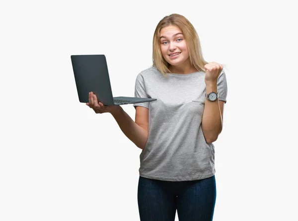 Mujer Caucásica Joven Usando Computadora Portátil Sobre Fondo Aislado Gritando — Foto de Stock