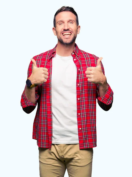 Homem Bonito Vestindo Sinal Sucesso Camisa Casual Fazendo Gesto Positivo — Fotografia de Stock