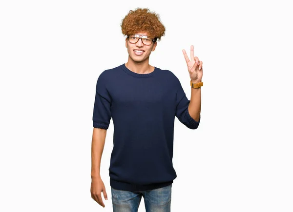 Joven Hombre Guapo Con Gafas Afro Sonriendo Con Cara Feliz — Foto de Stock