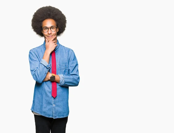 Fiatal Afro Amerikai Üzletember Afro Haj Szemüveg Keres Benne Kamera — Stock Fotó