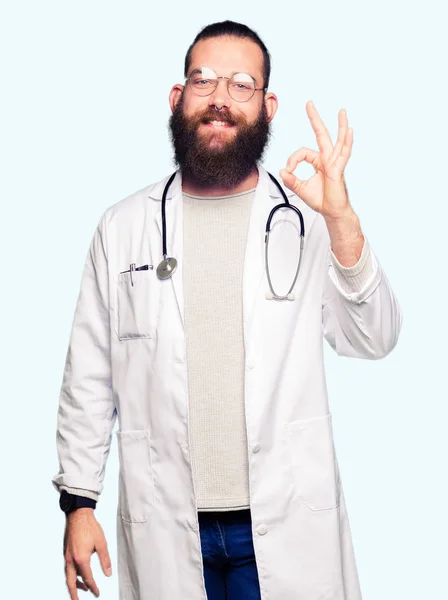 Молодий Блондин Лікар Бородою Одягнений Медичне Пальто Посміхається Позитивно Роблячи — стокове фото