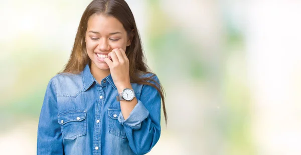 Junge Schöne Brünette Frau Trägt Blaues Jeanshemd Über Isoliertem Hintergrund — Stockfoto