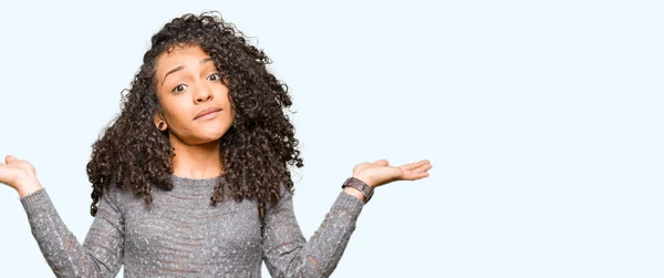 Junge Schöne Frau Mit Lockigem Haar Trägt Grauen Pullover Ahnungslos — Stockfoto