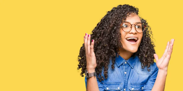 Joven Hermosa Mujer Con Pelo Rizado Con Gafas Loco Loco —  Fotos de Stock