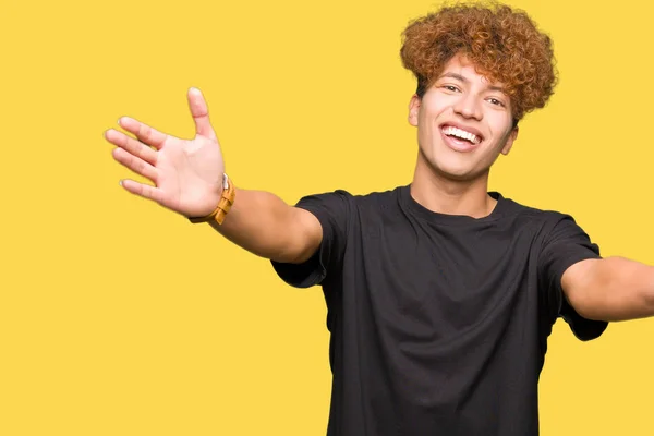 Homem Bonito Jovem Com Cabelo Afro Vestindo Shirt Preta Olhando — Fotografia de Stock