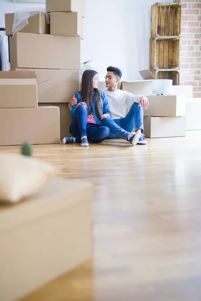 Junge asiatische Paar sitzt auf dem Boden des neuen Hauses um Auto — Stockfoto