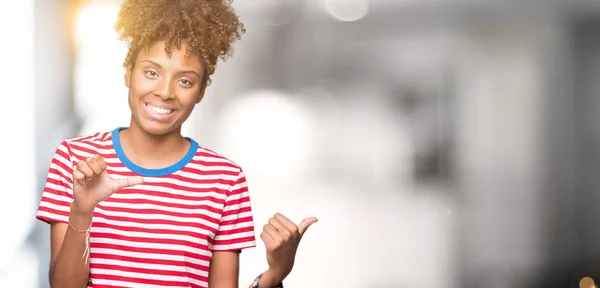美丽的年轻非洲美国女人在孤立的背景指向后面的背后 手和竖起大拇指 面带微笑自信 — 图库照片