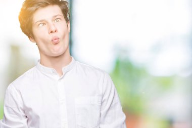 Genç yakışıklı iş adamı izole arka plan yapma balık yüzüne dudaklı, çılgın ve komik bir jest. Komik ifade.