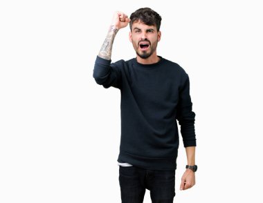 İzole arka plan öfkeli ve sinirli sinirli ve öfke ile bağırarak süre öfkeli yumruk yükselterek genç yakışıklı adam. Öfke ve agresif kavramı.