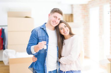 Güzel genç çift aşık ve yeni h tuşları gösteren sarılmak