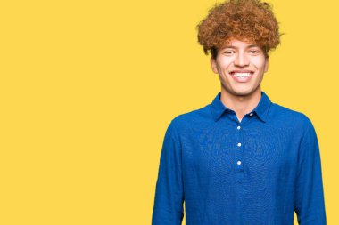 Bir mutlu ve serin afro saçlı Genç yakışıklı zarif adam yüzünde gülümseme. Şanslı kişi.