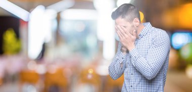 Yakışıklı delikanlı yüzünü elleri ile ağlayarak süre kapsayan üzgün ifade ile izole arka plan üzerinde. Depresyon kavramı.