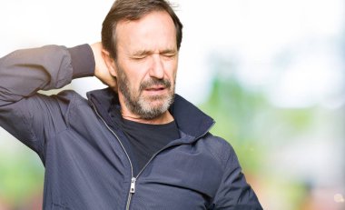 Orta yaş yakışıklı adam bir ceket giyen boyun ağrısı yaralanma acı, el ile boyun dokunmadan, kas ağrısı