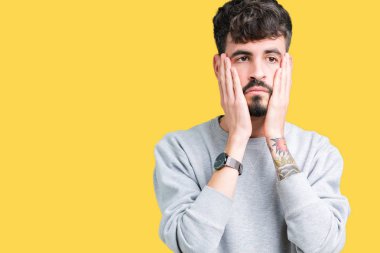 Yüz, depresyon ve üzüntü, kapsayan bıktınız eller izole arka plan üzerinde sweatshirt giyen genç yakışıklı adam üzgün ve sorun için tahriş