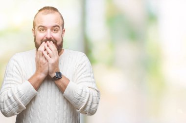 Stresli ve gergin elle çivi ısırma ağzına bakarak izole arka plan üzerinde kış kazak giyen genç beyaz hipster adam. Anksiyete sorunu.