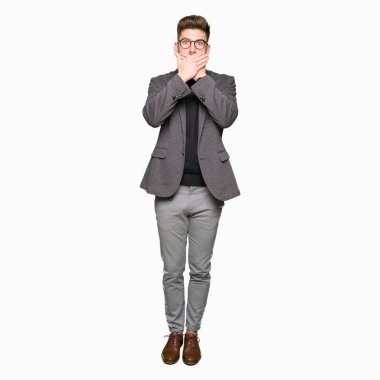 Hata için ellerle ağız kapsayan şok gözlüklü genç yakışıklı iş adamı. Gizli kavramı.