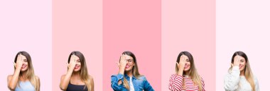 Yüzünde kendine güvenen bir gülümseme ve sürpriz duygu ile bir göz kapsayan pembe çizgili izole arka plan üzerinde genç güzel kadın kolaj.