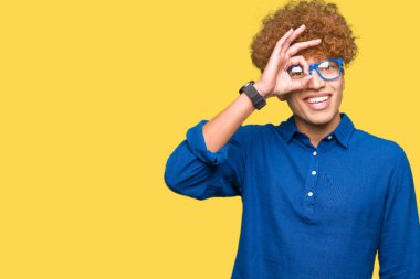 El gülümseyen, ok jest yapıyor afro saç giyen ile yakışıklı delikanlı mavi gözlük göz parmakları ile mutlu yüz üzerinden seyir.