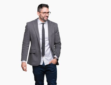 Genç yakışıklı iş adamı izole arka plan uzak tarafına gülümseme ile yüzünde, doğal ifade seyir üzerinde. Kendine güvenen gülüyor.