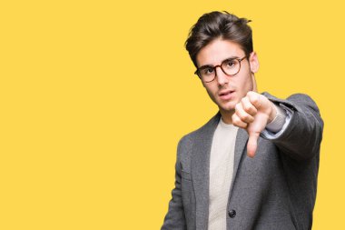 Mutsuz ve kızgın ret gösterilen ve başparmak aşağı hareketi ile negatif seyir izole arka plan üzerinde gözlük takan genç iş adamı. Kötü ifade.