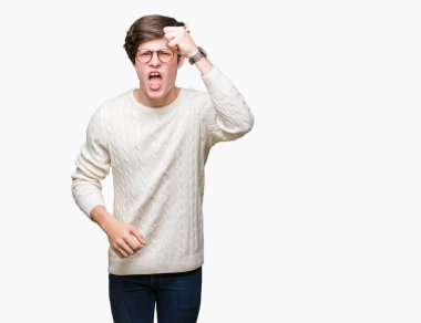 Üzerinde gözlük takan genç yakışıklı adam arka plan kızgın izole ve kızgın yetiştirme hayal kırıklığı ve öfke ile bağırarak süre öfkeli yumruk. Öfke ve agresif kavramı.