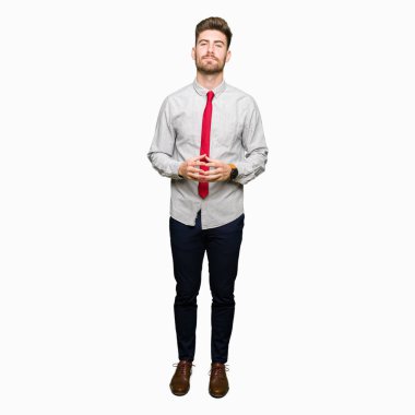 Genç yakışıklı iş adamı birlikte elleri ve çapraz rahat ve neşeli gülümseyen parmak. Başarı ve iyimser