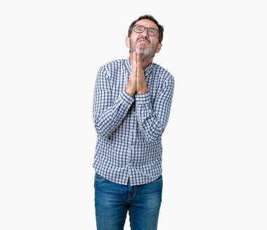 Yalvarıyor ve umut ifade yüzünde çok duygusal ve endişe ile birlikte elleriyle dua izole arka plan üzerinde gözlük takan yakışıklı orta yaş zarif üst düzey iş adamı. Bağışlanmak. Din kavramı.