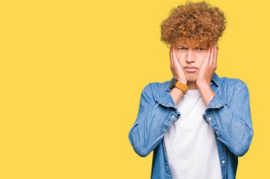 Afro saçlı kot ceket yorgun el yüz, depresyon ve üzüntü, kapsayan giyen genç yakışıklı adam üzgün ve sorun için tahriş
