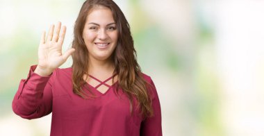 Artı boyutu izole arka plan Waiving Merhaba mutlu genç kadın ve gülümseyen, dostça karşılama jest güzel