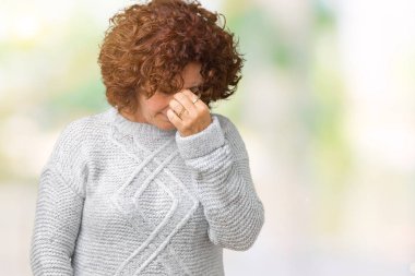 İzole arka plan üzerinde yorgun gözleri duygu yorgunluk ve baş ağrısı ve burun sürtme kış kazak giyen güzel orta ager üst düzey kadın. Stres ve hayal kırıklığı kavramı.