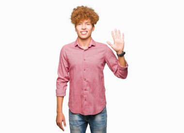 Afro saçlı Genç yakışıklı iş adamı gösteren ve parmak numarası beş ile işaret ederken güven ve mutlu gülümseyen.