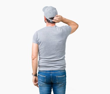 Yakışıklı orta yaş ağarmış komuta sizde izole arka plan geriye düşünme hakkında şüphe ile baş taraftan üzerinde spor şapkası