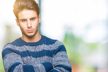 Yakışıklı delikanlı izole arka plan şüpheci ve sinir, onaylamayan ifade yüz çapraz kolları üzerinde. Negatif kişi.