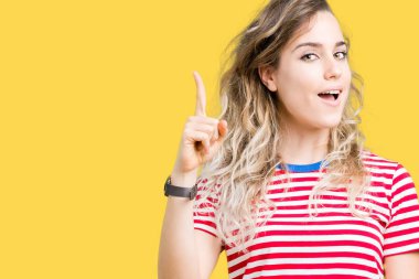 Güzel sarışın genç kadın ile başarılı fikir parmağı yukarıyı izole arka plan üzerinde. Çıktıktan ve mutlu. Bir numara.